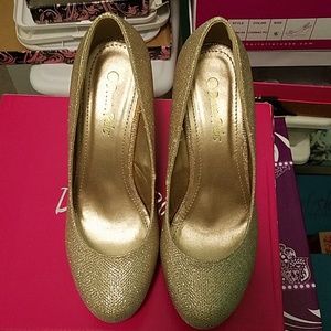 NIB Gold Glitter Wedges